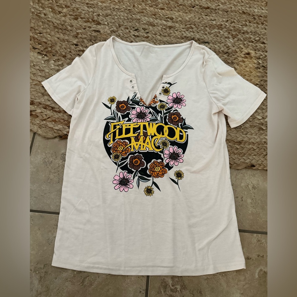 Women's Short Sleeve V-Neck Tee in Cream